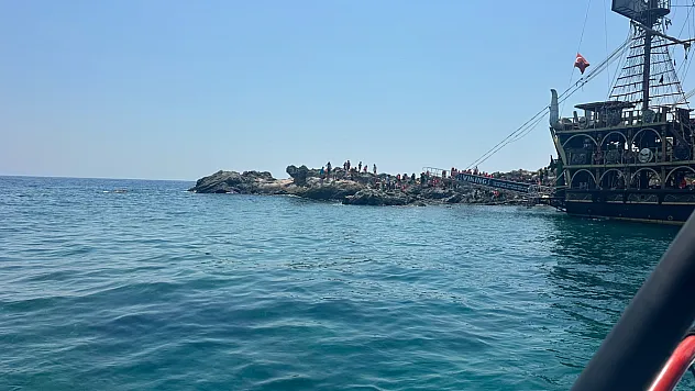 Fethiye'de su alan gezi teknesindeki 100 yolcu tahliye edildi