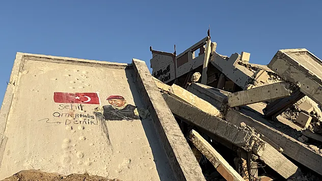 Filistinli sanatçılardan anlamlı vefa: Gazze'de Ömer Halisdemir'in resmi çizildi