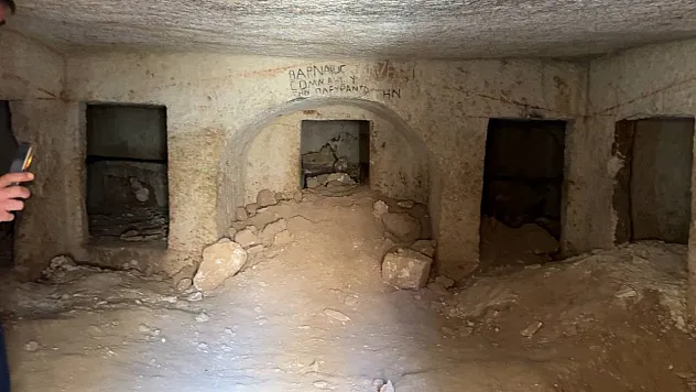 Fıstık tarlasından binlerce yıllık kaya mezarı çıktı