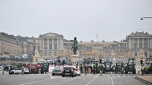 Fransız çiftçiler, Versay Sarayı'nın önünde eylemde