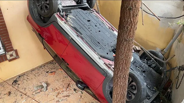 Fren yerine gaza basan sürücü bahçeye uçtu