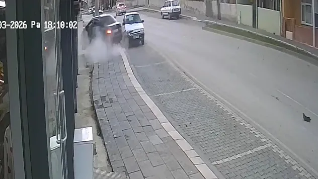 Freni tutmadı, markete girdi! Akılalmaz kazada 2 kişi yaralandı