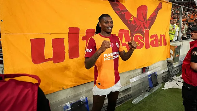 Galatasaray'da maç sonucu üçlüsü Rafael Leao'dan