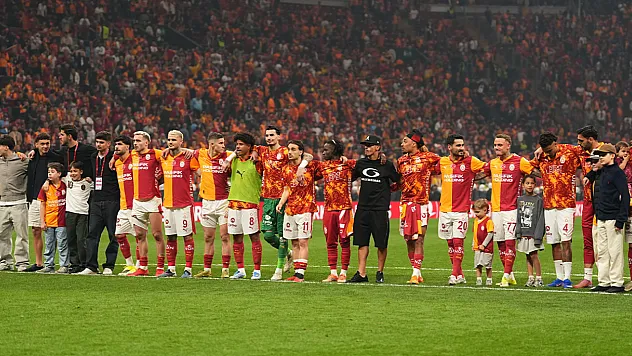 Galatasaray derbi galibiyetini taraftarlarıyla kutladı