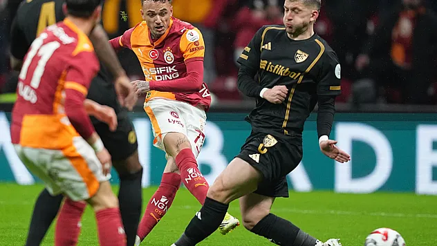 Galatasaray ilk yarıyı 2-0 önde tamamladı