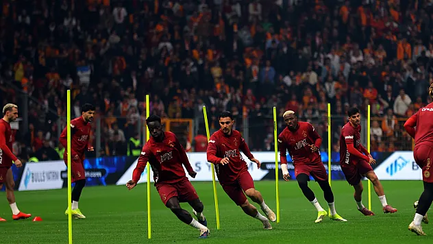 Galatasaray, Samsunspor maçı hazırlıklarını taraftara açık antrenmanla sürdürdü