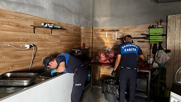 Gaziantep'te merdiven altı imalathaneye baskın 500 kilo bozuk et ve ciğer imha edildi