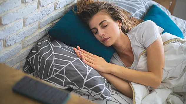 Gece Telefonu Yastık Altına Koyanlar Dikkat! Ciddi Risk Kapıda
