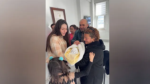 'Geçici Koruyucu Aile Hizmeti'nin 100. bebeği Samsun'da aileye teslim edildi