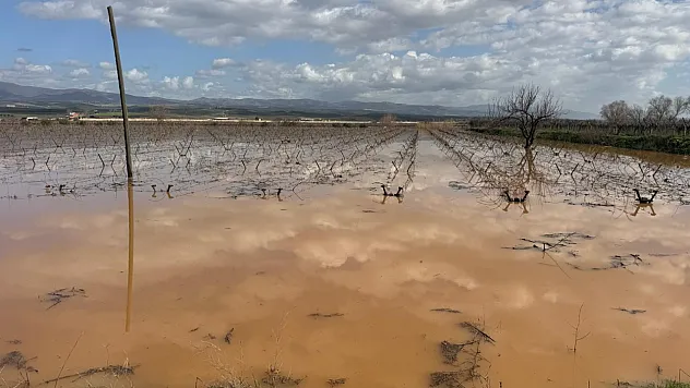 Gediz taştı, traktörler kurtarma aracı oldu