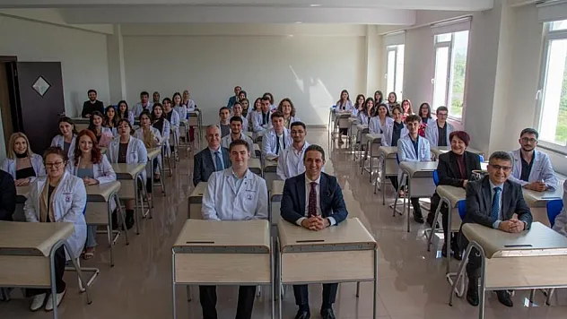 Geleceğin eczacıları beyaz önlüklerini törenle giydi