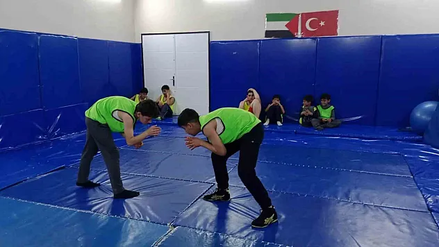 Genç güreşçiler minderde ter döküyor