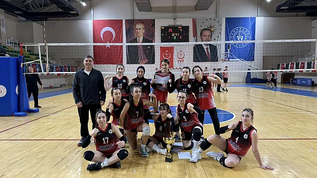 Genç kızlar voleybolda şampiyon Çarşamba Anadolu lisesi