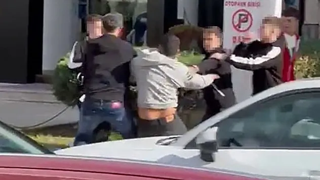 Gençler arasında çıkan kavgada tekme ve yumruklar havada uçuştu