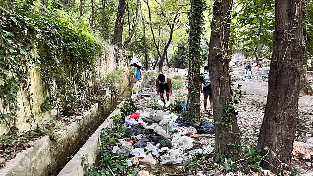 Gençler Obaçayı'ndaki kirliliğe duyarsız kalmadı