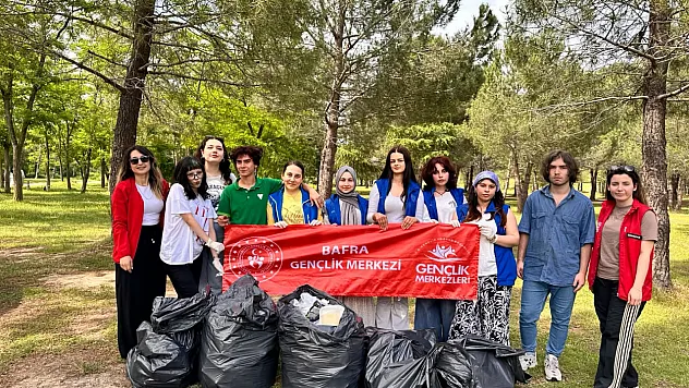 Gençlerden örnek davranış: Derbent Barajı'nda çevre temizliği