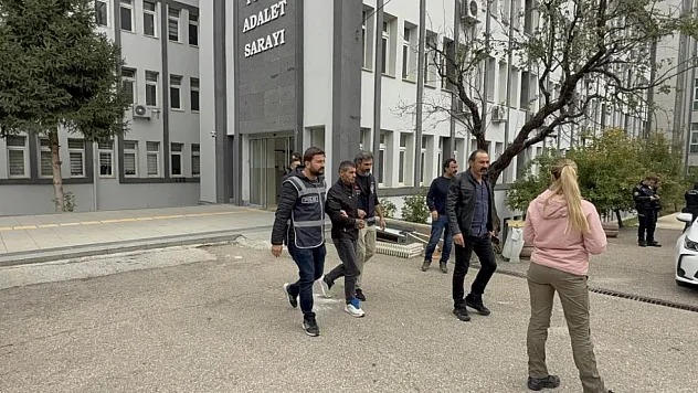 Gerçek polisler sahte polisi kıskıvrak yakaladı