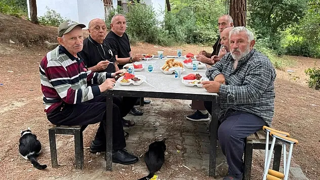 Gerze'deki huzurevi sakinleri mutluluklarını paylaşıyor
