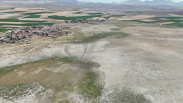 Göçmen kuşlara ev sahipliği yapan 4 göl kurudu