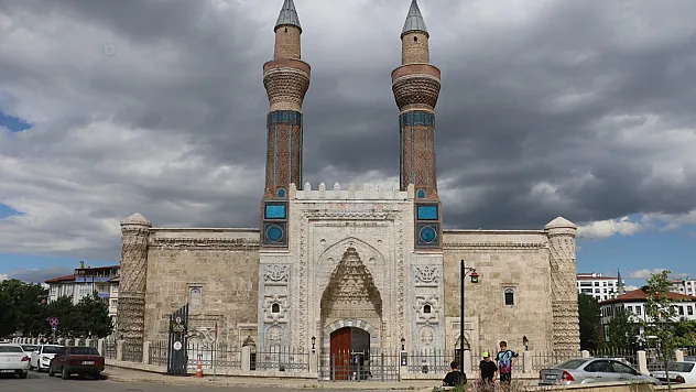 Gök Medrese'ye yoğun ilgi