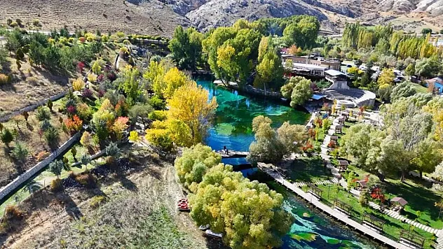 Gökpınar Gölü sonbahar renkleriyle büyülüyor