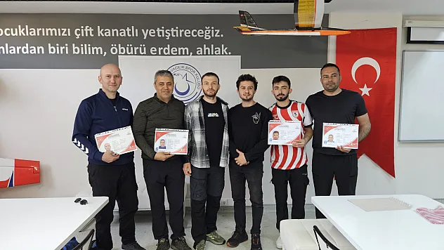 Gökyüzüne ilk adım Bafra'dan: Yeni yamaç paraşütü pilotları sertifikalarını aldı