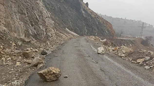 Gölbaşı'nda sağanak sonrası dağdan kaya yağdı!