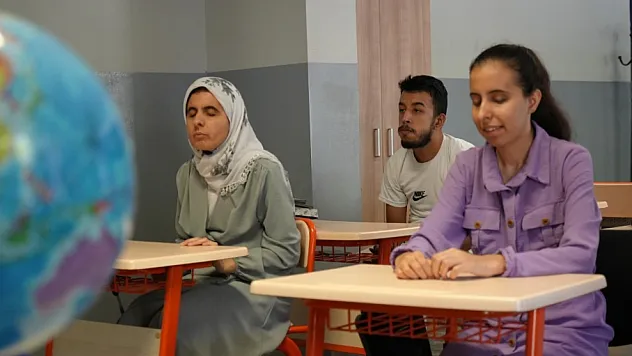 Görme engelli 3 kardeş azimle üniversiteyi kazandı