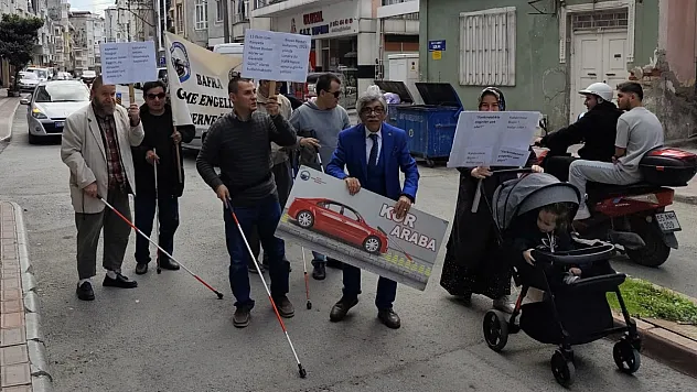 Görme engellilerden 'Sarı Şerit' farkındalık yürüyüşü