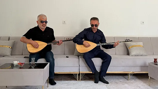 Görme yetisini kaybetti, bağlamayla hayata tutundu
