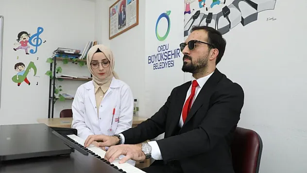 Görmeyen gözlerle değil, hisseden kalple çalıyor