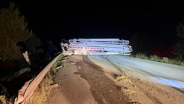 Göynük'te beton pompası devrildi: 2 kişi yaralandı