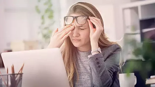 Göz seğirmesi neden olur?