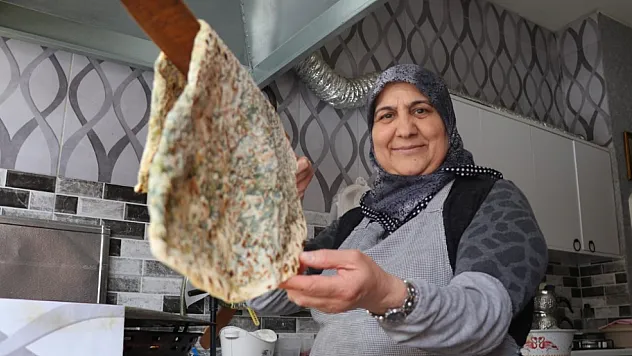 Gözleme satarak 10 çocuk büyüttü