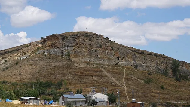 Gümüşhane'nin kayalara oyulan tarihi manastırı ilgi bekliyor