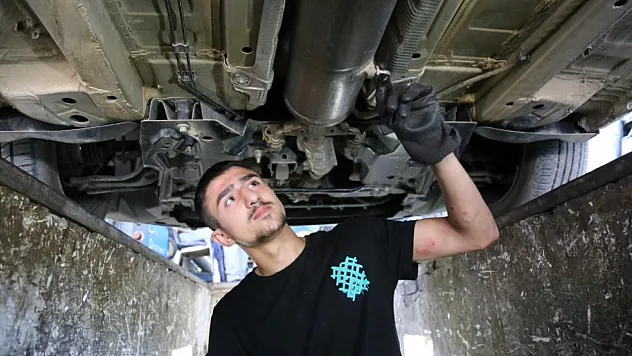 Gündüz sanayide, akşam ringde ter döküyor