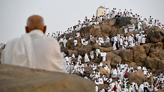 Hacı adayları Arafat'ta vakfe için toplandı