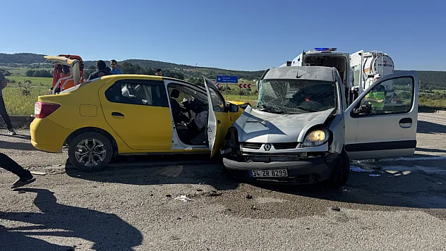 Hafif ticari araç ile taksi çarpıştı: 4 yaralı