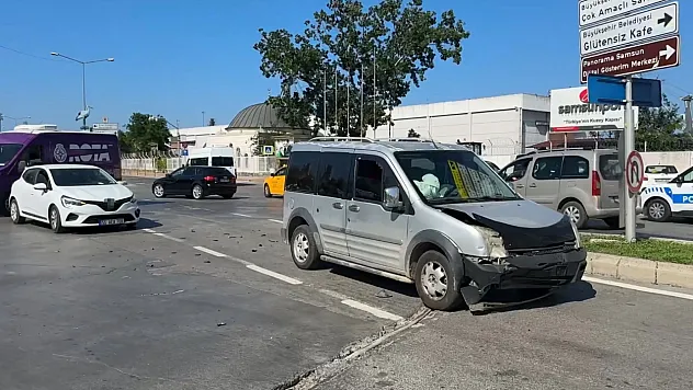 Hafif ticari araç otomobille çarpıştı