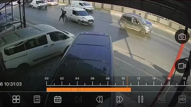 Hafif ticari araç yayaya çarptı