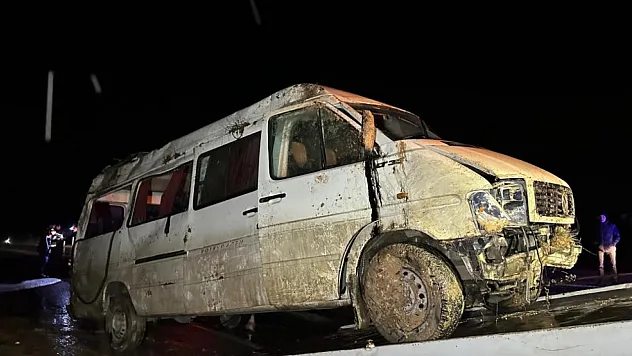 Hakimiyetini kaybeden işçi servisi kaza yaptı! 17 kişi yaralandı