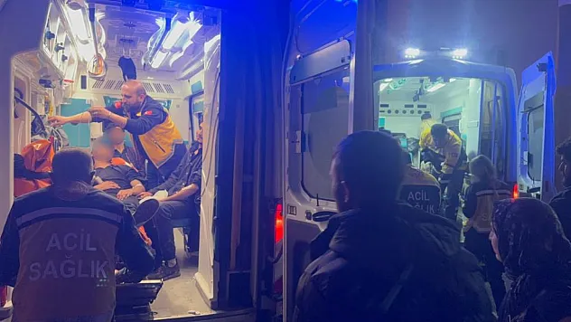 Hakkari'de göçmenleri taşıyan minibüs dereye yuvarlandı: 20 yaralı