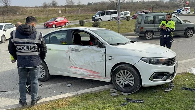 Halk Otobüsü ile Otomobil Çarpıştı: 9 Yaralı