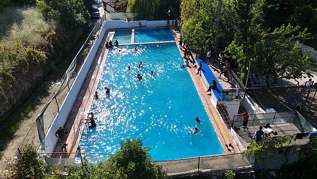 Hatay'da sıcaktan bunalanlar havuza akın etti