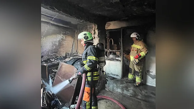 Hatay'da tek katlı ev alevlere teslim oldu