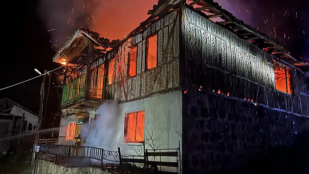 Havza'da İki Katlı Ahşap Ev Kül Oldu