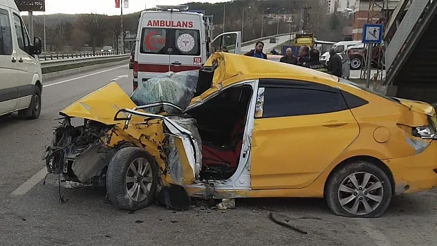 Havza'da Korkunç Kaza: Üst Geçit Direğine Çarpan Sürücü Ağır Yaralı!