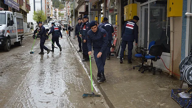 Havza'da sel mesaisi sürüyor: 1063 personel sahada