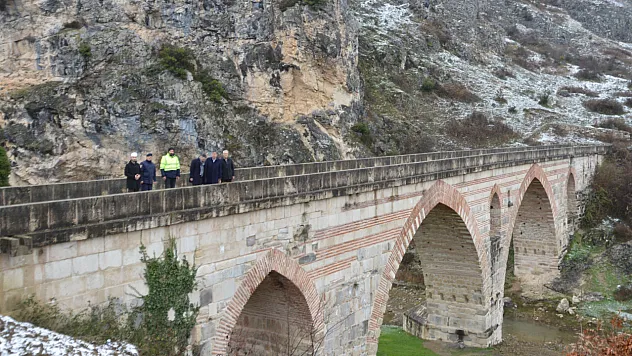 Havza'da tarihi Kurt Köprü'ye bağlantı yolu çalışmaları sürüyor