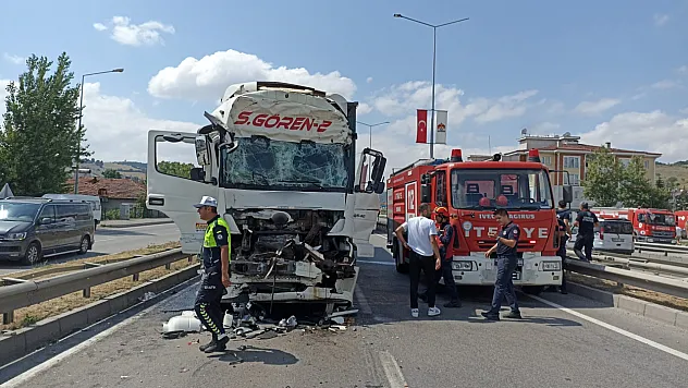 Havza'da tavuk yüklü tır kamyona çarptı: 2 yaralı